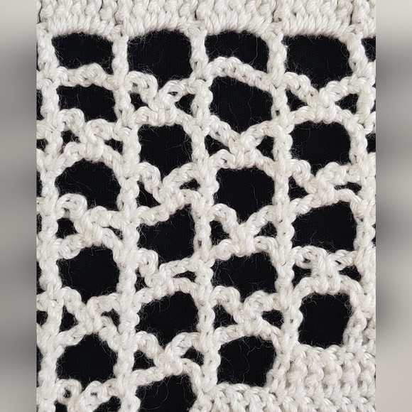 Retro crocheted rectangular, dresser, scarf, table runner, doily, table linens. - Picture 8 of 11